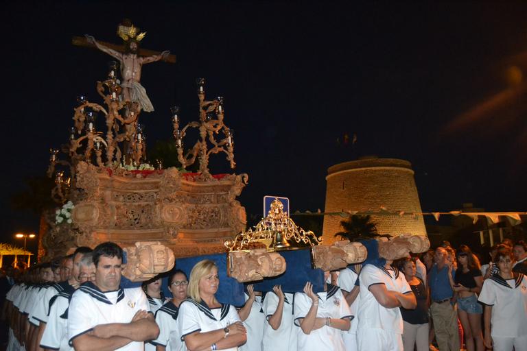 Cristo superaba el dintel de la parroquia sobre las 20.15 horas tras la primera 'levantá', realizada por la madrina del Cristo, María Pintor, &amp;quot;en honor a los que no están&amp;quot;, les animó el capataz. Ya fuera, y tras una ...