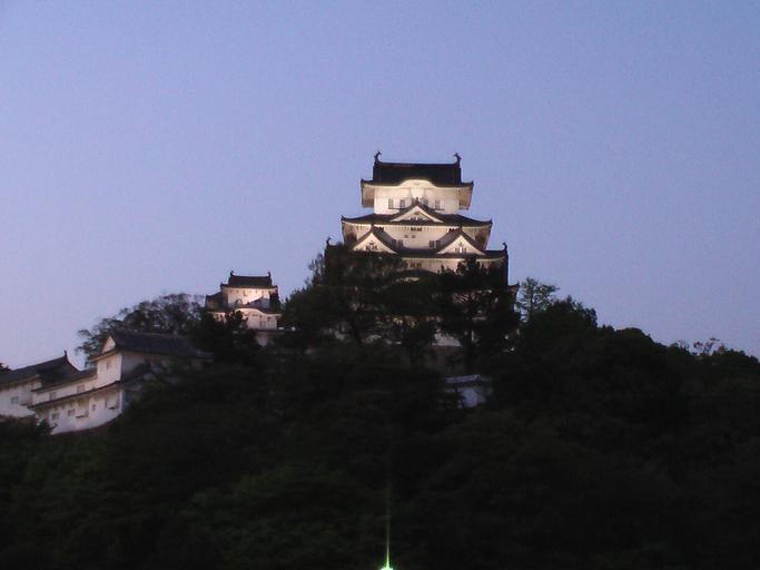 Himeji Castle Keep Tower.JPG en Himeji Castle Keep Tower at Night own 大蔵 cc-zero Himeji Castle Keep Tower