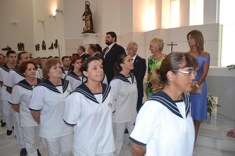 Cristo superaba el dintel de la parroquia sobre las 20.15 horas tras la primera 'levantá', realizada por la madrina del Cristo, María Pintor, &amp;quot;en honor a los que no están&amp;quot;, les animó el capataz. Ya fuera, y tras una ...
