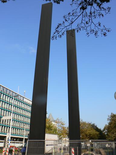 Pennock Rotterdam.JPG sculpture 2 steles The River 1984 by Lon Pennock in Rotterdam/The Netherlands own 2007-10-18 Gerardus Lon Pennock Sculptures in Stadsdriehoek