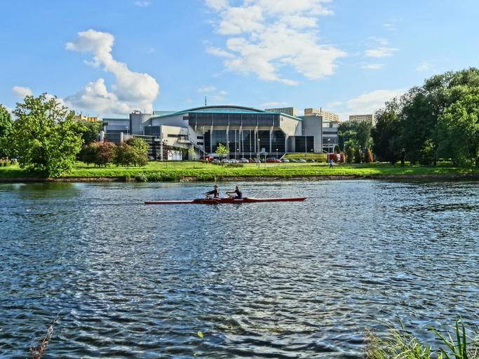 Bdg halaLuczniczka 6 07-2013.jpg pl Hala widowiskowo-sportowa Łuczniczka w Bydgoszczy - widok od strony Brdy 2013-06-14 17 16 32 own Pit1233 cc-zero Hala Łuczniczka Uploaded with UploadWizard Tramwaj wodny w Bydgoszczy