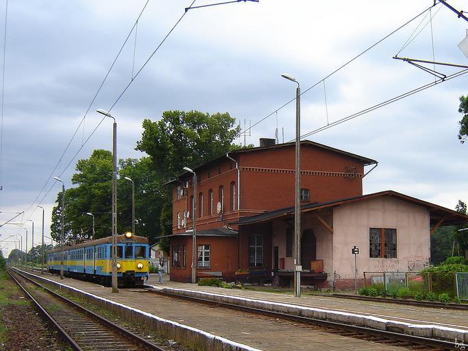 Tychowo.JPG pl Stacja kolejowa Tychowo własne Brogaj 2009-06-24 Tychowo train station Train station platforms in Poland EN57 of Przewozy Regionalne