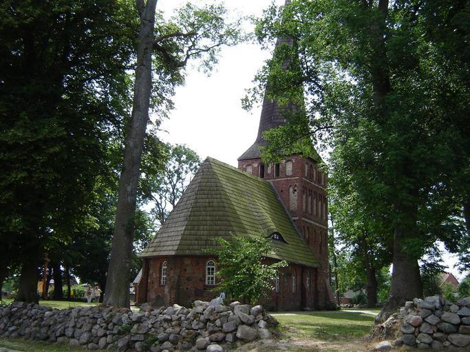 Iwięcino Kościół.JPG pl Kościół w Iwięcinie własne Brogaj 2008-07-06 Our Lady Queen of Poland church in Iwięcino