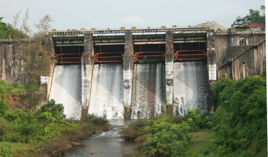 Kuttiady dam1.JPG en Front view of the Peruvannamuzhi Dam ml പെരുവണ്ണാമൂഴി അണക്കെട്ടിന്റെ മുൻ �ഭാഗത്തുനിന്നുള്ള ദൃശ്യം own Robykurian ...