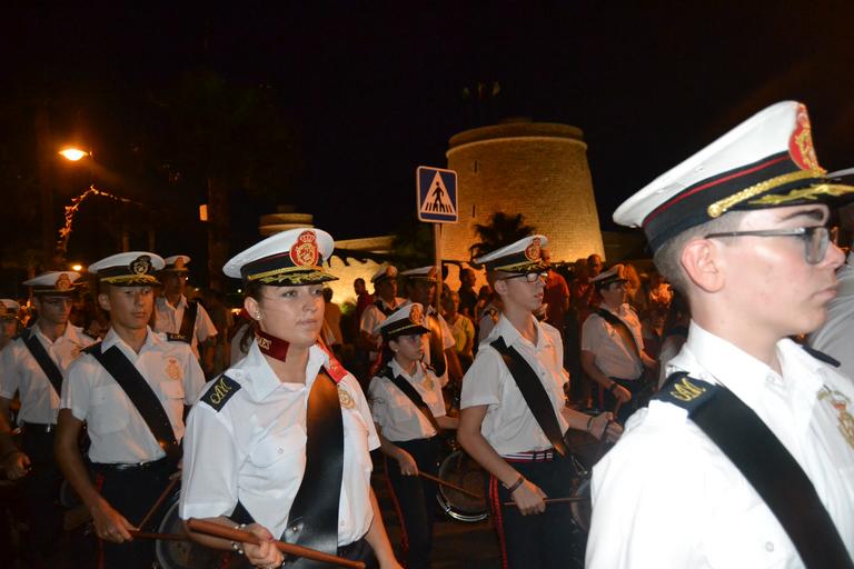 Cristo superaba el dintel de la parroquia sobre las 20.15 horas tras la primera 'levantá', realizada por la madrina del Cristo, María Pintor, &amp;quot;en honor a los que no están&amp;quot;, les animó el capataz. Ya fuera, y tras una ...