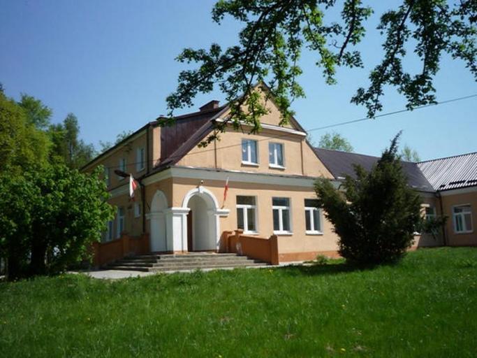 Szkoła w Wolicy Pierwszej (2).jpg en School building in Wolica Pierwsza pl Budynek szkoły w Wolicy Pierwszej own Ziomalitto 2009-06-01 School in Wolica Pierwsza