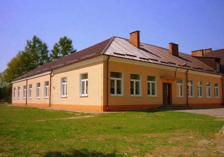 Szkoła w Wolicy Pierwszej (5).jpg en School building in Wolica Pierwsza pl Budynek szkoły w Wolicy Pierwszej own Ziomalitto 2009-06-01 School in Wolica Pierwsza