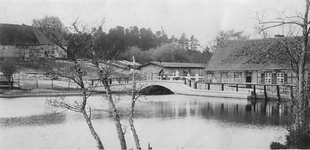 St. młyn 1880.jpg pl Tychówko - widok osady ok 1880r stare zdjęcie z ok 1880r Author ok 1880 Gmina Tychowo Watermills in West Pomeranian Voivodeship Tychówko Leszczynka river PD-old