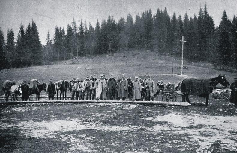 Przelecz legionow krzyz.jpg en The 'Pass of Legions' in Gorgany mountains - 1914 or 1915 pl Walki II Brygady Legionów Polskich w Karpatach Na zdjęciu widoczny siedmiometrowy krzyż wzniesiony przez legionistów 3 pułku piechoty na tzw ...