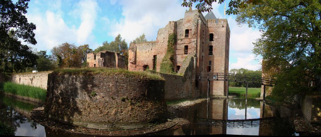 Panorama Brederode.JPG en Runes of castle Brederode Santpoort Zuid Netherlands nl Ruïne van kasteel Brederode Santpoort Zuid own Arch 2009-09 Ruïne van Brederode Santpoort