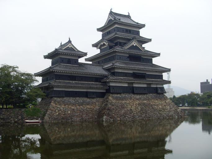 Zamek w Matsumoto.JPG en Matsumoto castle own Wicki 2009-04-22 Matsumoto Castle Keep Tower Moat of Matsumoto Castle