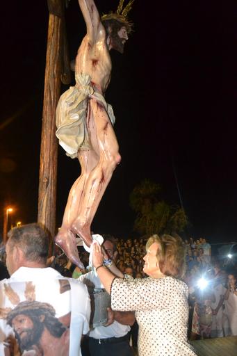 Cristo superaba el dintel de la parroquia sobre las 20.15 horas tras la primera 'levantá', realizada por la madrina del Cristo, María Pintor, &amp;quot;en honor a los que no están&amp;quot;, les animó el capataz. Ya fuera, y tras una ...