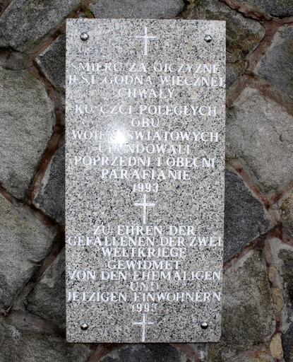 Pakosławice-pomnik zolnierzy tabliczka.jpg Pakosławice-tabliczka przy pomniku poległych niemieckich żołnierzy z I i II wojny światowej przed kościołem ss Piotra i Pawła own 2010-09 Masur Pakosławice World War I memorials in Poland