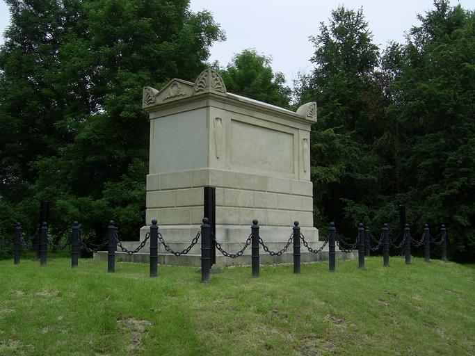 Wilanow Park 20100620 09.jpg en Battle of Raszyn 1809 monument in Wilanów Park pl Pomnik bitwy raszyńskiej 1809 w parku w Wilanowie own Thunderman83 Battle of Raszyn Memorial in the Wilanów Park