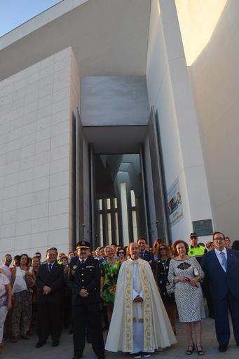 Cristo superaba el dintel de la parroquia sobre las 20.15 horas tras la primera 'levantá', realizada por la madrina del Cristo, María Pintor, &amp;quot;en honor a los que no están&amp;quot;, les animó el capataz. Ya fuera, y tras una ...