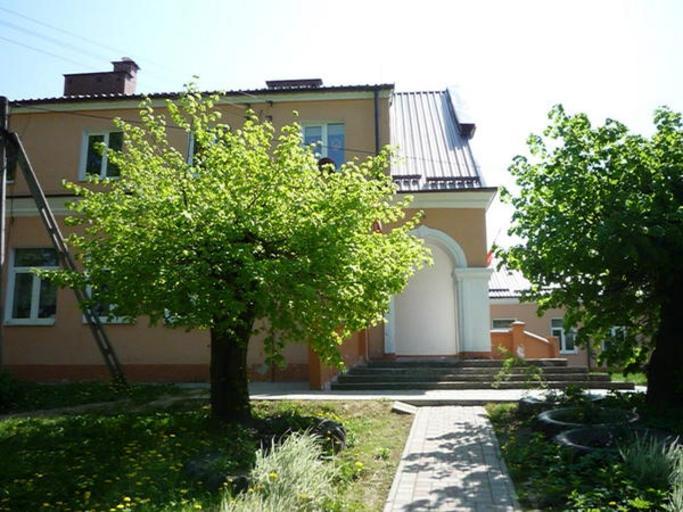 Szkoła w Wolicy Pierwszej (3).jpg en School building in Wolica Pierwsza pl Budynek szkoły w Wolicy Pierwszej own Ziomalitto School in Wolica Pierwsza