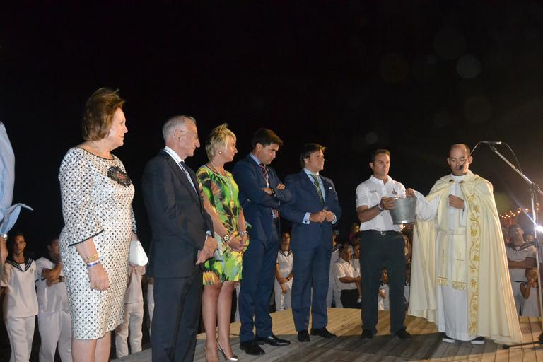 Cristo superaba el dintel de la parroquia sobre las 20.15 horas tras la primera 'levantá', realizada por la madrina del Cristo, María Pintor, &amp;quot;en honor a los que no están&amp;quot;, les animó el capataz. Ya fuera, y tras una ...
