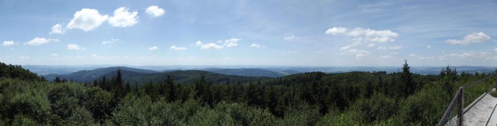 Čerchov - panorama od betonového náspu.JPG Vojenská základna na vrcholu hory Čerchov own 2012 Takmocsekretovanej thumb left Betonový násyp Čerchov Cc-zero