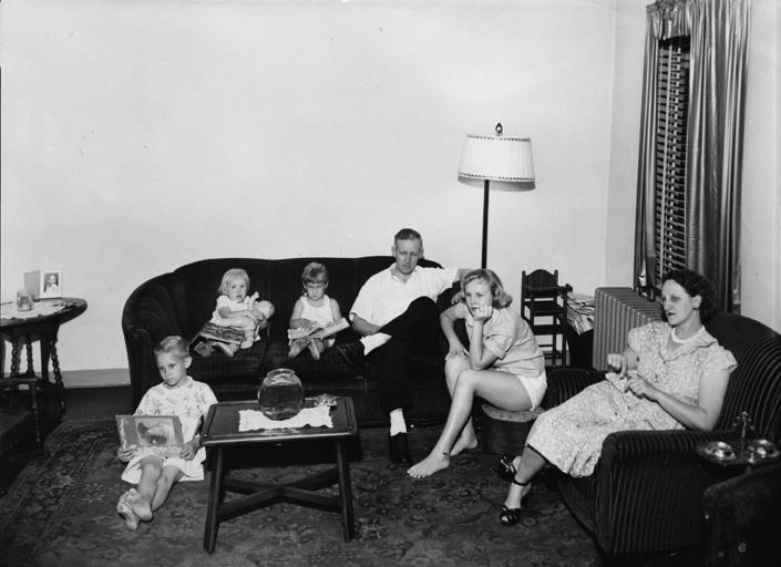 Techwood3.jpeg en Techwood Homes family in apartment late 1930s 2012-01-26 mem loc gov Unknown - Library of Congress collection PD-USGov Uploaded with UploadWizard Techwood Homes Residential buildings in Atlanta Georgia Public housing in ...