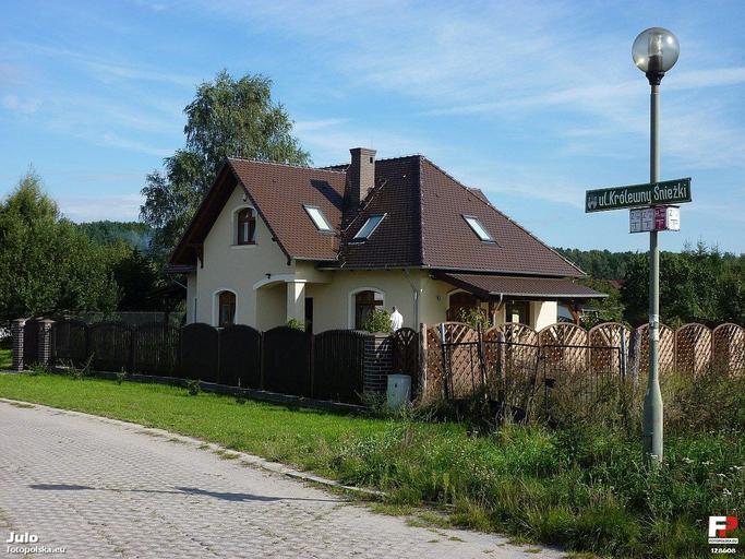Zielona Góra, Królewny Śnieżki 2 - fotopolska.eu (128608).jpg pl Dom przy ul Królewny Śnieżki nr 2 widziany od strony skrzyżowania z ul Kopciuszka Street name Królewny Śnieżki House number 2 House name Postal code Zielona Góra ...