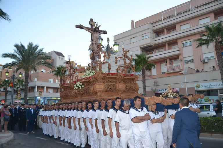 Cristo superaba el dintel de la parroquia sobre las 20.15 horas tras la primera 'levantá', realizada por la madrina del Cristo, María Pintor, &amp;quot;en honor a los que no están&amp;quot;, les animó el capataz. Ya fuera, y tras una ...