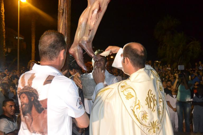 Cristo superaba el dintel de la parroquia sobre las 20.15 horas tras la primera 'levantá', realizada por la madrina del Cristo, María Pintor, &amp;quot;en honor a los que no están&amp;quot;, les animó el capataz. Ya fuera, y tras una ...