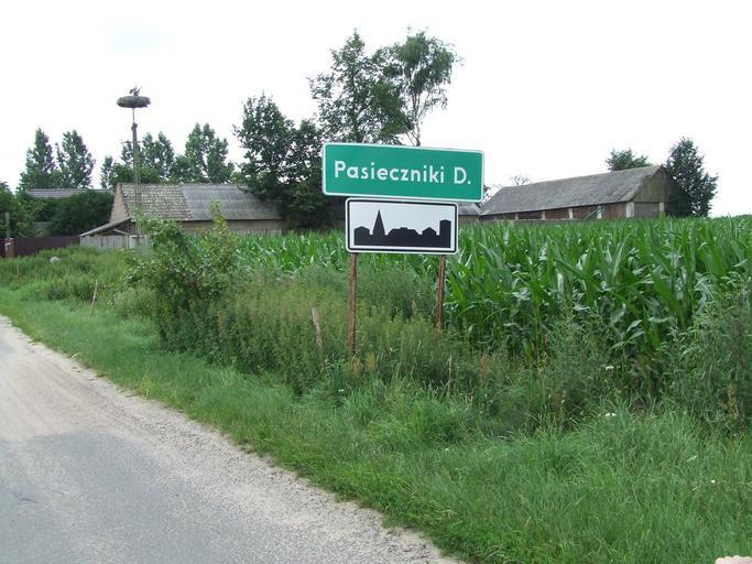 Pasieczniki Dolne-znak.jpg Wikiekspedycja2009 Approach to Pasieczniki Dolne Own rhn Own work all rights released Public domain Pasieczniki Duże City limit signs in Poland