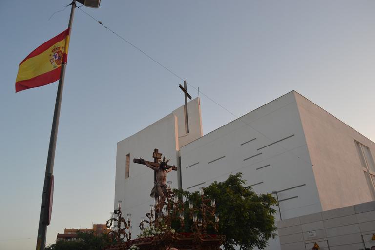Cristo superaba el dintel de la parroquia sobre las 20.15 horas tras la primera 'levantá', realizada por la madrina del Cristo, María Pintor, &amp;quot;en honor a los que no están&amp;quot;, les animó el capataz. Ya fuera, y tras una ...
