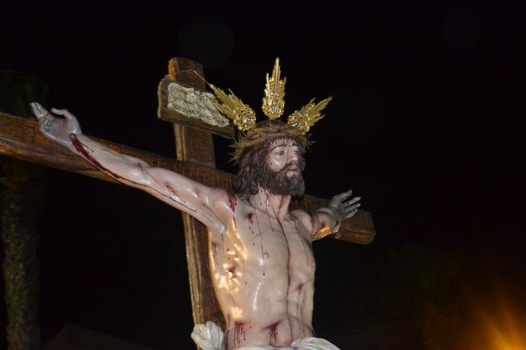 Cristo superaba el dintel de la parroquia sobre las 20.15 horas tras la primera 'levantá', realizada por la madrina del Cristo, María Pintor, &amp;quot;en honor a los que no están&amp;quot;, les animó el capataz. Ya fuera, y tras una ...