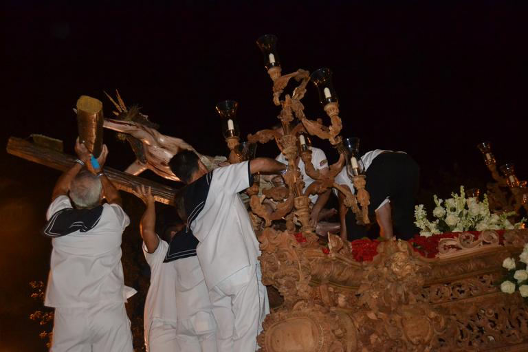 Cristo superaba el dintel de la parroquia sobre las 20.15 horas tras la primera 'levantá', realizada por la madrina del Cristo, María Pintor, &amp;quot;en honor a los que no están&amp;quot;, les animó el capataz. Ya fuera, y tras una ...