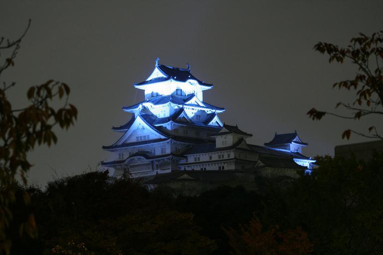 Blue Himeji Castle at night 07.jpg ja 2008年11� �14日の� � �� �世界糖尿病デー� �のテーマカラーのブルーにライトアップされた姫路城� �� �北から撮影� � Own Corpse Reviver 2008-11-14 Himeji Castle at night
