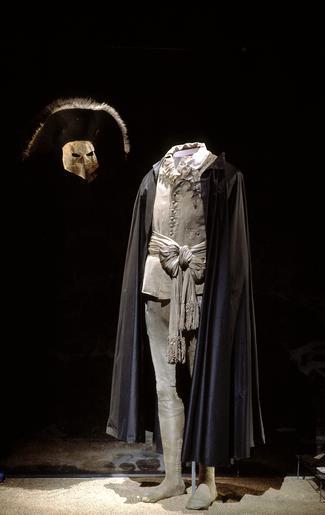 Gustav IIIs maskeraddräkt - Livrustkammaren - 56287.tif LSH artwork A Lindblad Hovskräddare sv Jackan har nationella dräktens snitt med kroppsnära skärning och vida skört axelkarmar och snäva ärmar Kvaliteten är småmönstrad ...