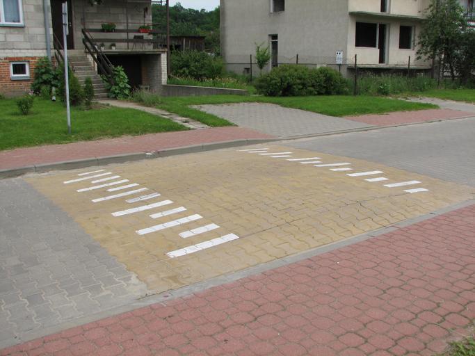 Próg zwalniający 01.JPG en Speed hump in Poland pl Nowoczesny próg zwalniający own Goodstuff82 2009-06-09 Unidentified locations in Poland Speed tables