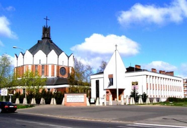 Radzym skrzyzowanie.jpg en Church of Blessed Radzim from part of crossroad pl Kościół bł Radzyma Gaudentego od strony skrzyżowania own Vooodzu 2009-08-20 Church of Blessed Radim Gaudentius in Gniezno