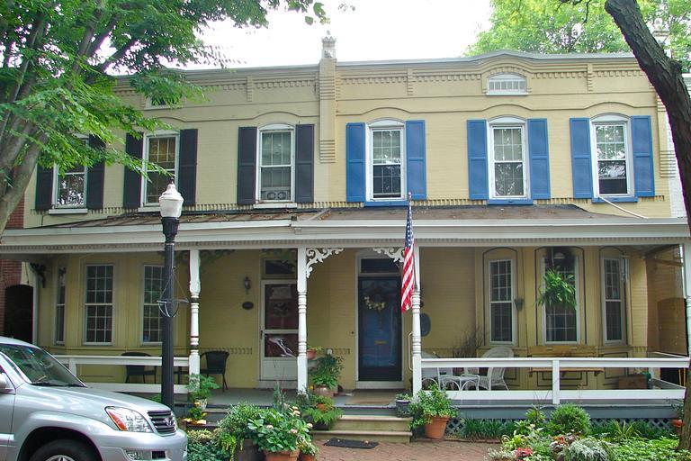 Trenton Pl Wilm DE.jpg en Building on Trenton Place in the Shipley Run Historic District on the NRHP since August 9 1984 The district is roughly bounded by Adams 11th Jefferson and 7th Sts Wilmington Delaware 2011-06-16 own Smallbones 39 ...