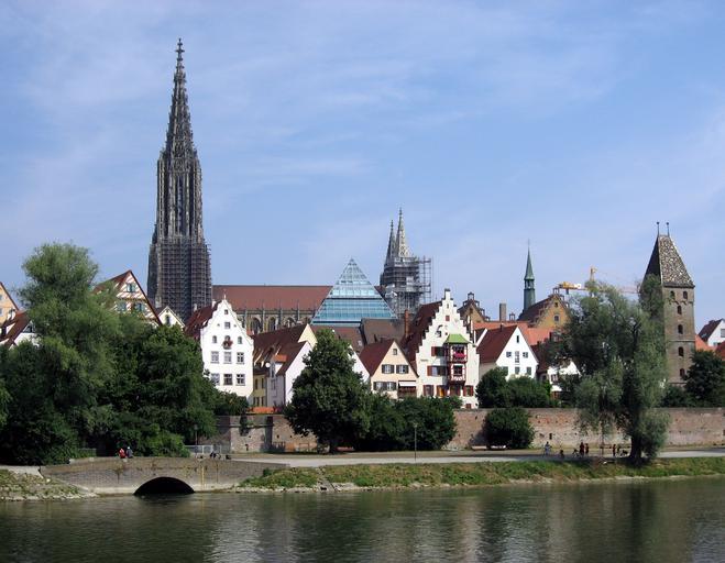 Ulm Donauschwabenufer1.jpg English Ulm Germany old town with Münster city wall and Metzgerturm as seen from the south bank of the river Danube Deutsch Ulm Ansicht der Altstadt vom rechten Donauufer aus Abgebildet ist das Donauschwabenufer ...
