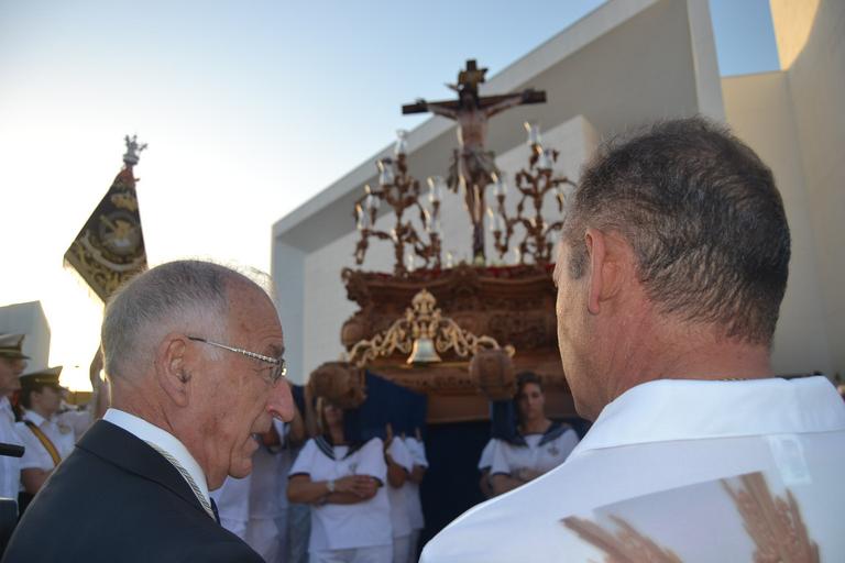 Cristo superaba el dintel de la parroquia sobre las 20.15 horas tras la primera 'levantá', realizada por la madrina del Cristo, María Pintor, &amp;quot;en honor a los que no están&amp;quot;, les animó el capataz. Ya fuera, y tras una ...