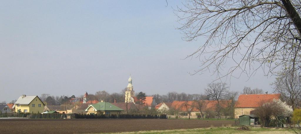 Borek Strzeliński-panorama2.jpg Panorama Borka Strzelińskiego od Strony Strzelina pl wikipedia Pjahr CommonsHelper 2008-04-10 Gby wikipedia pl Gby original upload log page pl wikipedia PanoramaBorekStrzelodStrzelin jpg 2008-04-10 12 29 ...