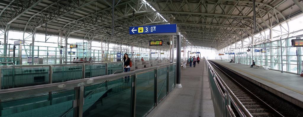 Panorama of Onyang Oncheon Station Platform.jpg en Onyang Oncheon Station platforms own Jpbarrass 2009-09-25 Onyangoncheon Station