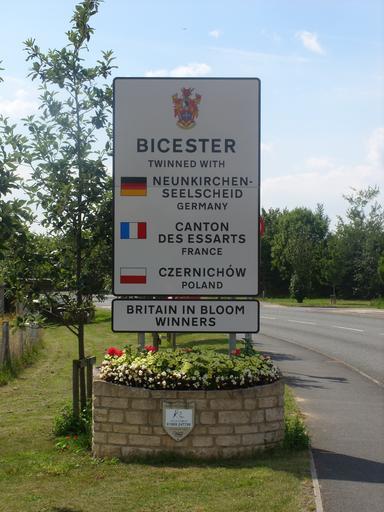 Tablica miejscowosci Bicester, Great Britain.JPG Sign in Launton Rd Bicester Oxfordshire about the town and its twinned towns in Germany France and Poland pl Zdjęcie przedstawia tablicę miejscowości Bicester wraz z zaznaczonymi ...
