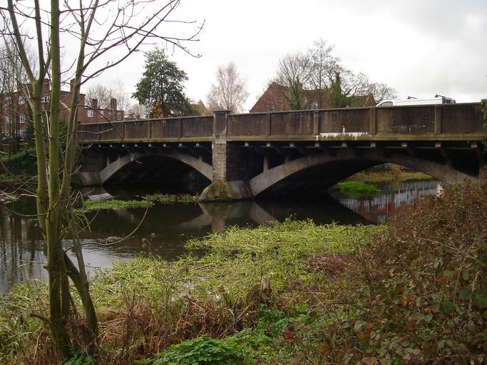 Mile Cross Bridge 2.JPG Norwich Looking upstream the bridge carries the A1024 road over the River Wensum own Northmetpit 2009-12-11 River Wensum Bridges in Norwich Norfolk Road bridges in Norfolk England