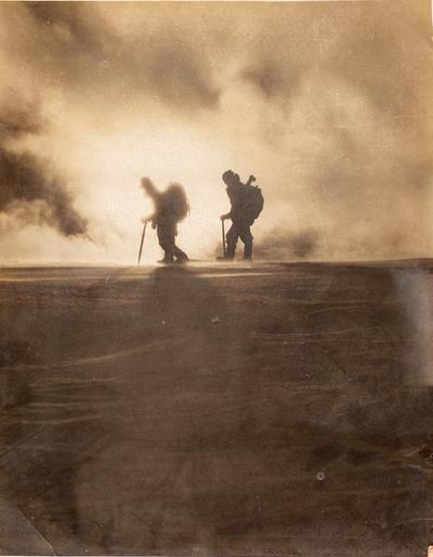 Mountaineer in moning haze.jpg ja 登山仲間と� �� � �の中で� � en Mountaineers in morning haze ja 他界した祖父の� � �していた写� �より en grandfather who died owned photograph ja 撮影� �不明 en Photographer Unknown ...