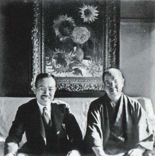 Mushanokoji Saneatsu and Koyata Yamamoto with Vincent van Gogh's "Sunflowers" 02.jpg en Mushanokoji Saneatsu and Koyata Yamamoto with Vincent van Gogh's Sunflowers which was destroyed in 1945 before 1945 http //www art-magazin de/kunst/...