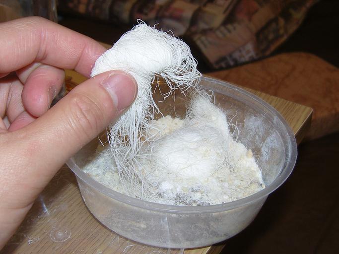 Dragons beard candy.JPG en Dragon's beard candy bought from Chinatown London own Richard Lai myself 2009-01-24 Confectionery of China Human hands holding food White food Plastic food containers Thin objects Spaghetti-shaped food