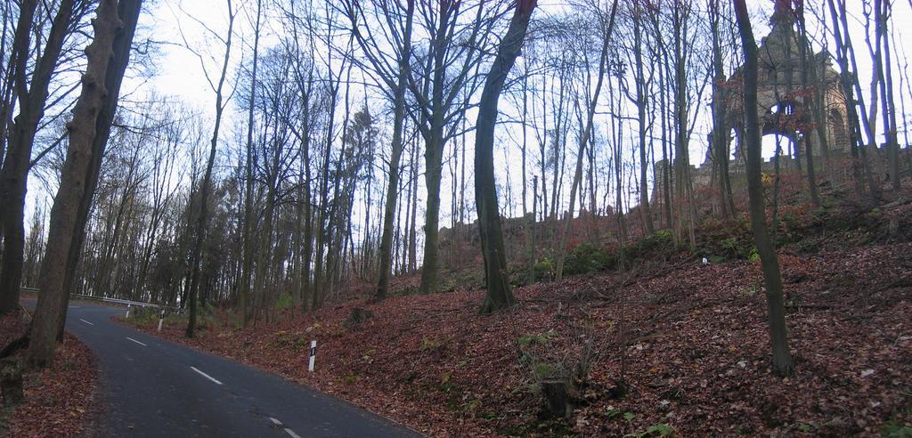 Porta Westfalica, 2009-Nov (Panorama 10).jpg Kaiserstraße hinauf zum Kaiser-Wilhelm-Denkmal an der Porta Westfalica auf dem Wittekindsberg und über dem Weserdurchbruch �Porta Westfalica bei der gleichnamigen Stadt Porta Westfalica Kreis ...