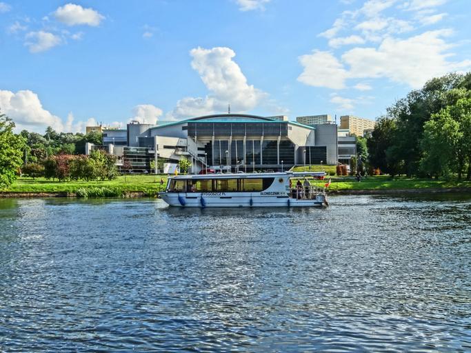 Bdg halaLuczniczka 4 07-2013.jpg pl Hala widowiskowo-sportowa Łuczniczka w Bydgoszczy - widok od strony Brdy 2013-06-14 17 13 10 own Pit1233 cc-zero Hala Łuczniczka Uploaded with UploadWizard Tramwaj wodny w Bydgoszczy