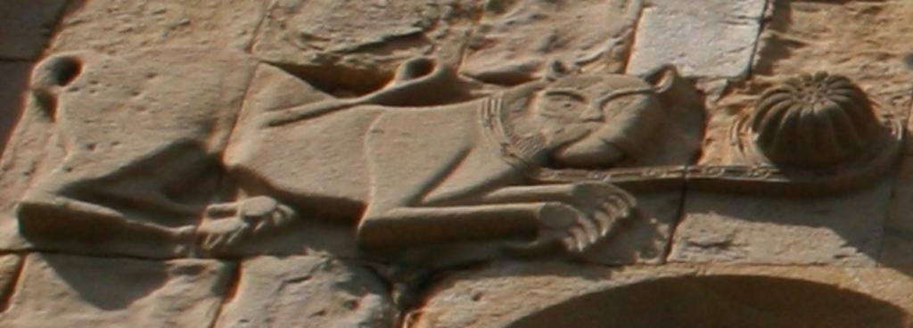 Ananuri facade (B left).jpg en Ananuri facade with an ornate cross Image Ananuri facade jpg Kober 2008 Reliefs of Ananuri