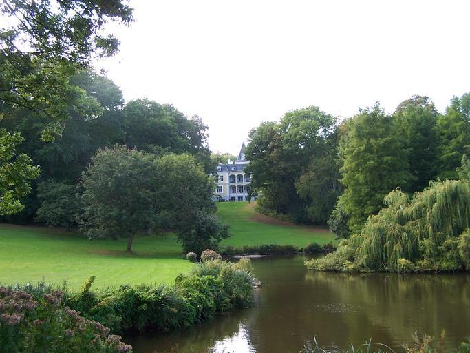 Liselund slot1.JPG en liselund castle de Schloß Liselund own Buzer 2009-09 Møn Gardens in Denmark Liselund