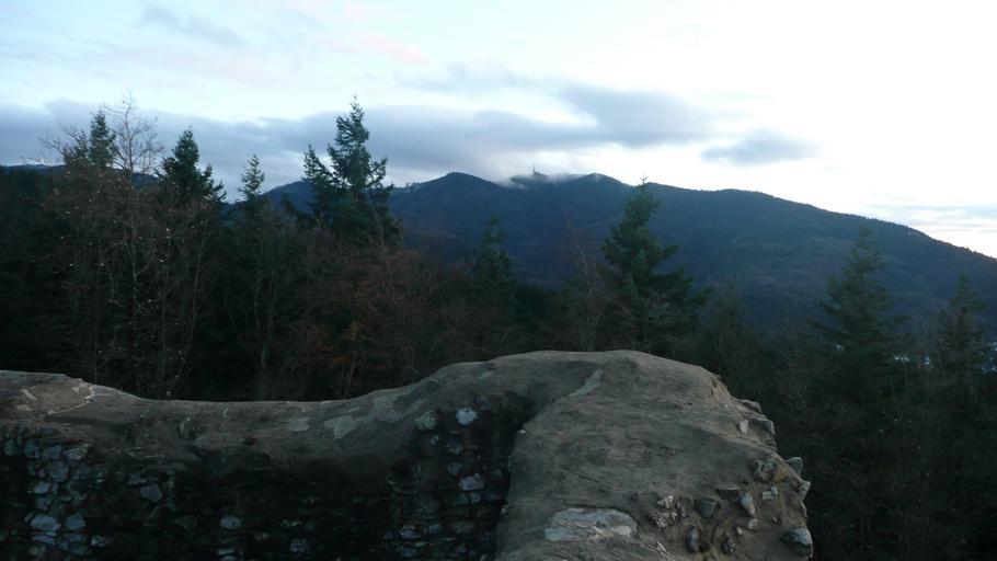 Burg Neuenfels 12.JPG en View on Hochblauen from the Castle Neuenfels in the Black Forest own Brücke-Osteuropa 2009-12-31 Burg Neuenfels Blauen Badenweiler