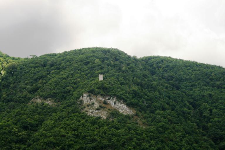 Guard tower in the Aragvi valley, Georgia.jpg en A late medieval guard tower in the Aragvi valley Georgia Own Kober 2008-07 Towers in Georgia Mtskheta-Mtianeti Aragvi Valley